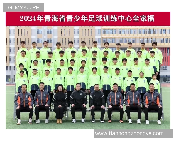 足球巨星与粉丝亲密合影瞬间尽显温馨与粉丝互动的独特魅力