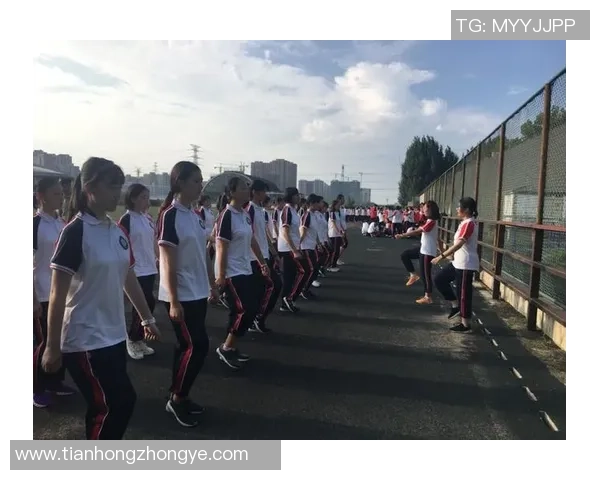 足球巨星的一天:从晨跑到比赛场,揭秘他们的日常训练与生活点滴 足球巨星的一天:从晨跑到比赛场,揭秘他们的日常训练与生活点滴