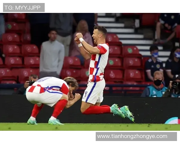 足球巨星凝视荣耀奖杯的一刻梦想与荣耀的交织之旅